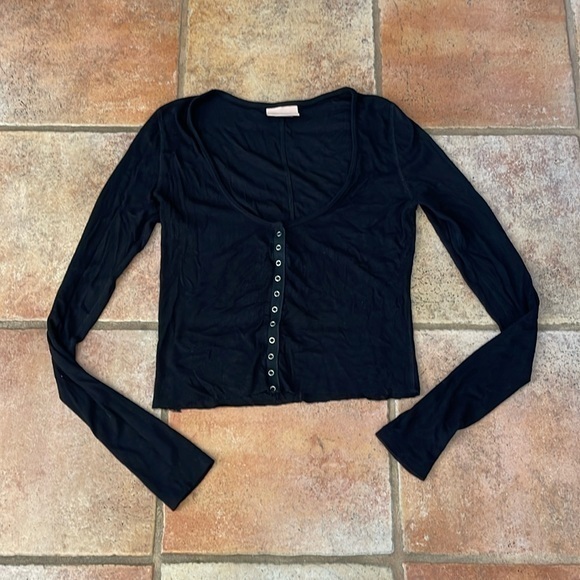 stillwater Tops - Stillwater snap front cut off scoop neck tee